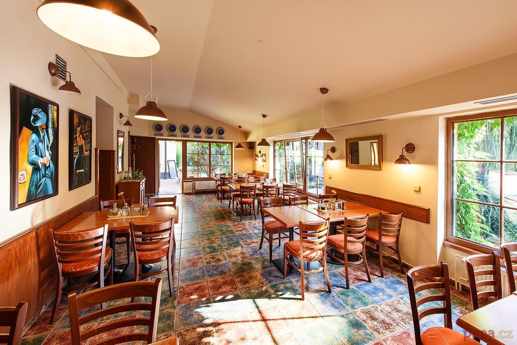 Restaurace A Penzion U Palecku Skutec Exterior photo